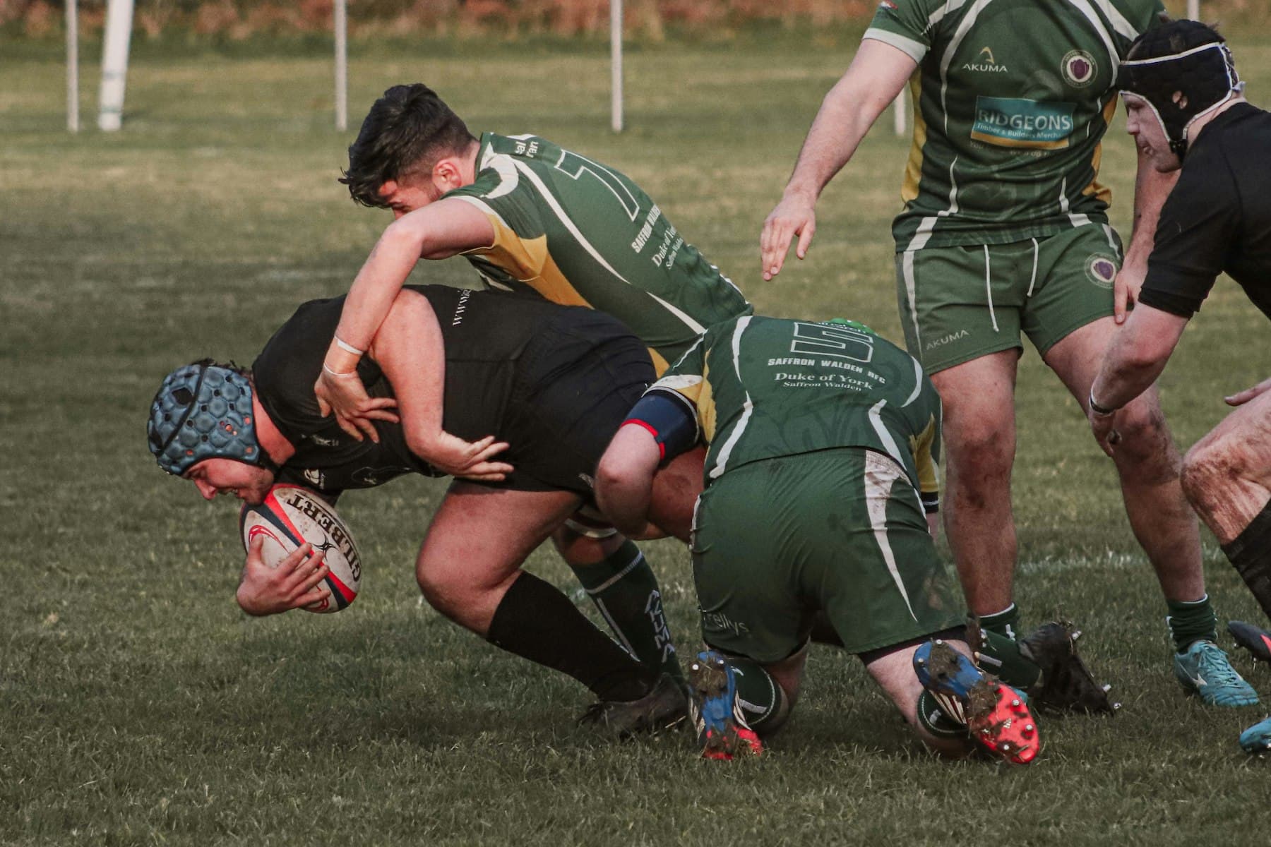 Une mêlée de rugby pendant un match.