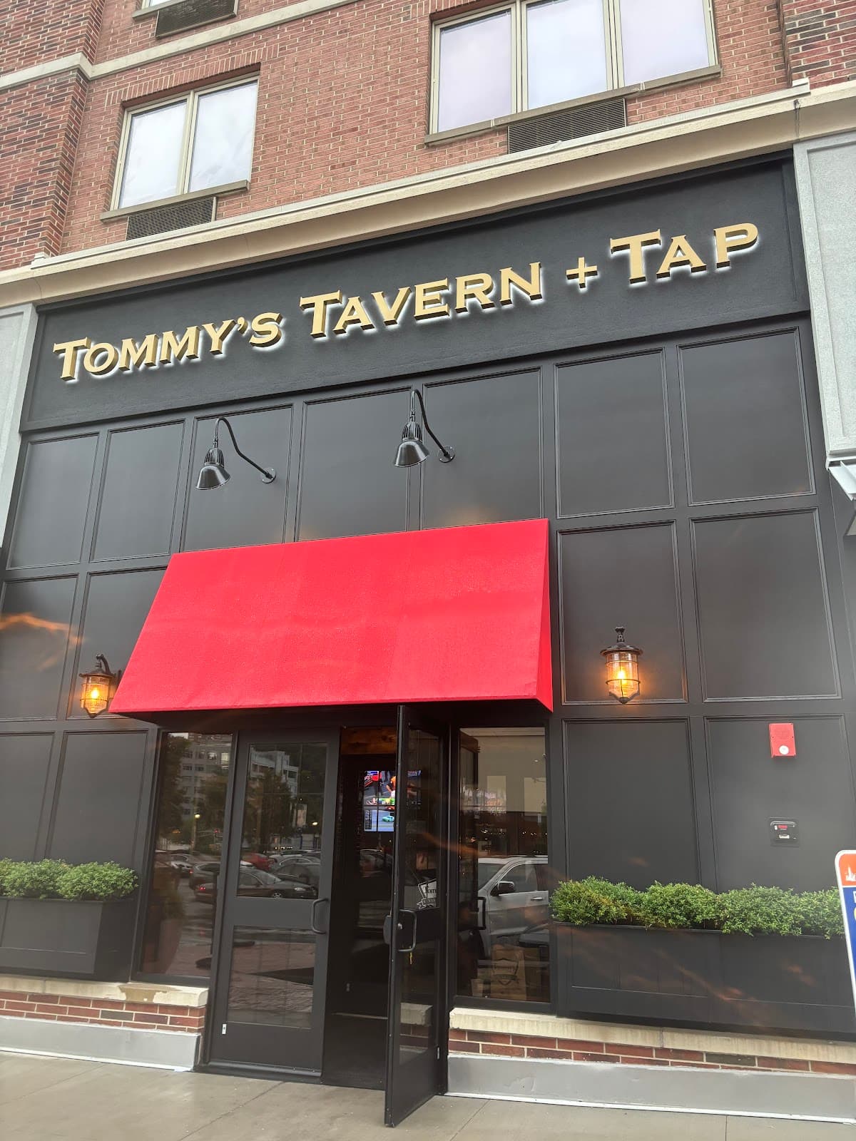 Tommy's Tavern + Tap @ Edgewater