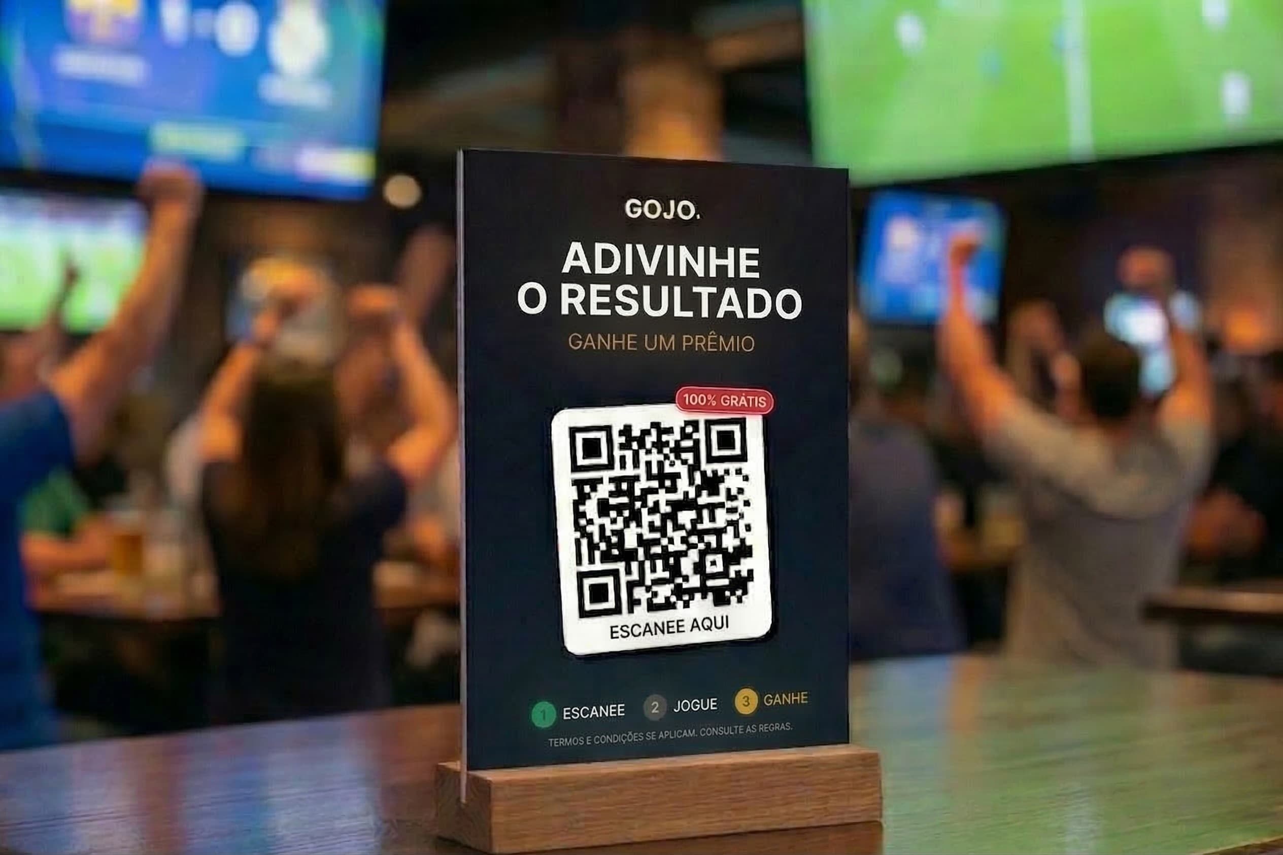 Patron de bar servant des clients